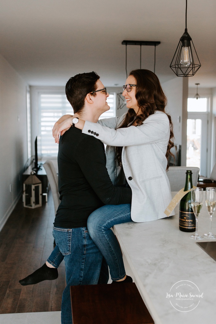 First home engagement session. First home couple photos. In-home engagement session. In-home engagement photos. Photographe Laurentides. Montreal engagement session photographer