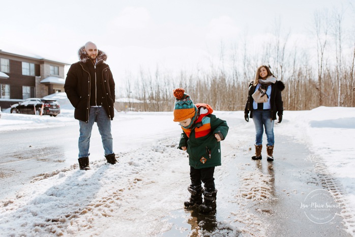 Outdoor maternity session with toddler. Winter family session. Family photos in the snow. Toddler jumping in puddle. Séance photo de famille à Carignan. Photographe de famille en Montérégie. Family session in Carignan. Monteregie family photographer.