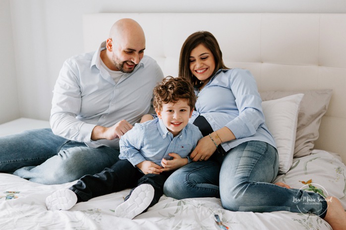 In-home maternity session with toddler. Lifestyle family session with toddler. Maternity photos in bedroom. Middle Eastern family photos. Séance photo de famille à Carignan. Photographe de famille en Montérégie. Family session in Carignan. Monteregie family photographer.