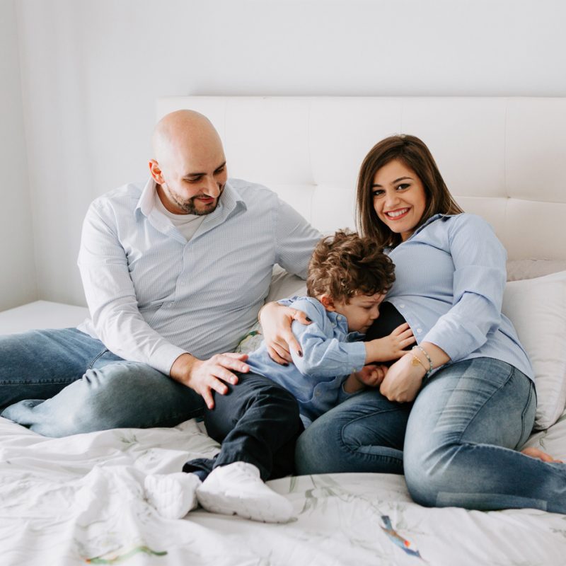 In-home maternity session with toddler. Lifestyle family session with toddler. Maternity photos in bedroom. Middle Eastern family photos. Séance photo de famille à Carignan. Photographe de famille en Montérégie. Family session in Carignan. Monteregie family photographer.
