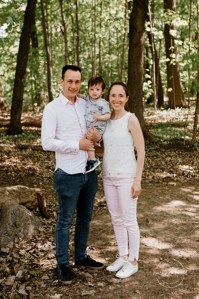 Outdoor family photos with toddler boy. Family spring minis. Mini séances familiales à Montréal printemps 2021. Photographe à Montréal. Spring 2021 family mini sessions in Montreal. Montreal photographer.