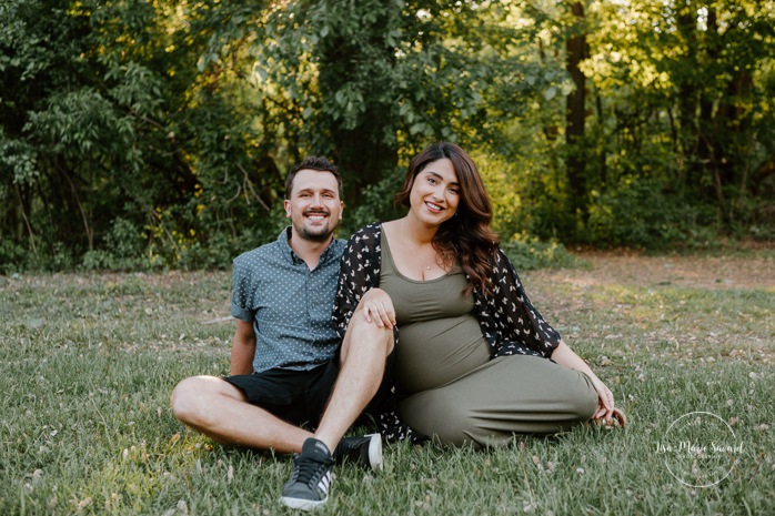 Summer camp maternity photos. Summer maternity session. Sitting maternity poses. Photographe à Laval. Laval maternity photographer. Laval maternity session.