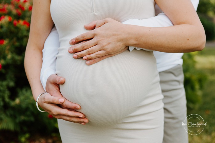 Summer maternity photos. Summer maternity session. Maternity photos in front of old building. Stone house maternity photos. Photos de maternité à Candiac. Candiac maternity photos. Photographe de maternité sur la Rive-Sud. South-Shore maternity photographer. Parc André-J.-Côté. 