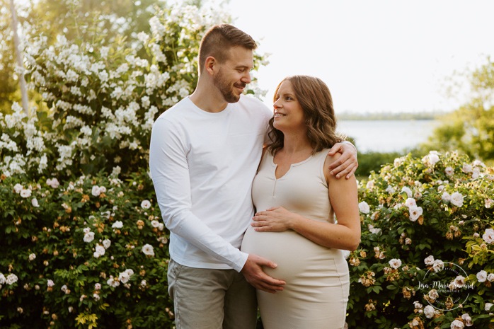 Summer maternity photos. Summer maternity session. Maternity photos rose bushes. Photos de maternité à Candiac. Candiac maternity photos. Photographe de maternité sur la Rive-Sud. South-Shore maternity photographer. Parc André-J.-Côté. 