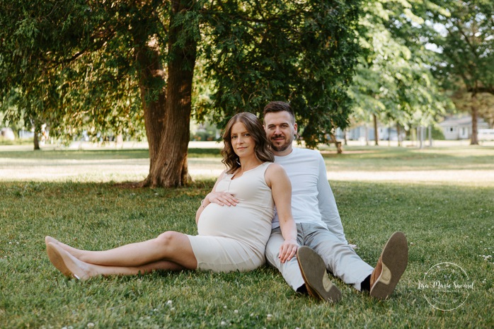 Summer maternity photos. Summer maternity session. Sitting maternity photos. Maternity photos sitting on grass. Photos de maternité à Candiac. Candiac maternity photos. Photographe de maternité sur la Rive-Sud. South-Shore maternity photographer. Parc André-J.-Côté. 