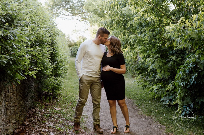 Summer maternity photos. Summer maternity session. Maternity photos greenery. Photos de maternité à Candiac. Candiac maternity photos. Photographe de maternité sur la Rive-Sud. South-Shore maternity photographer. Parc André-J.-Côté. 