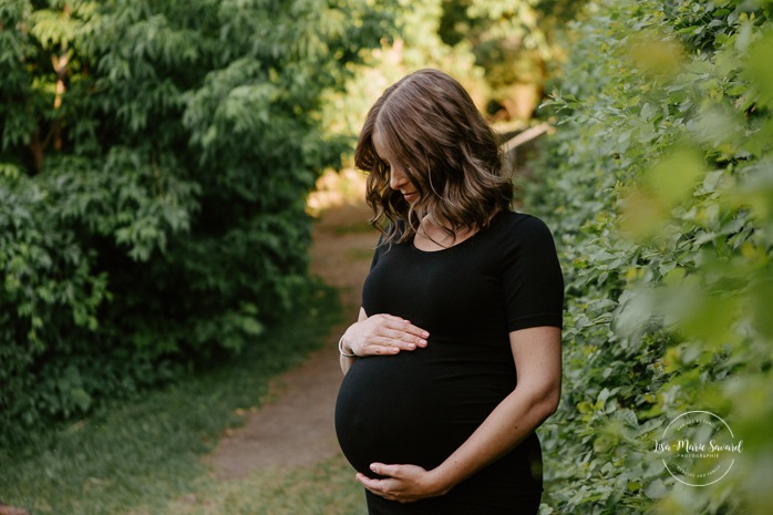 Summer maternity photos. Summer maternity session. Maternity photos greenery. Photos de maternité à Candiac. Candiac maternity photos. Photographe de maternité sur la Rive-Sud. South-Shore maternity photographer. Parc André-J.-Côté. 