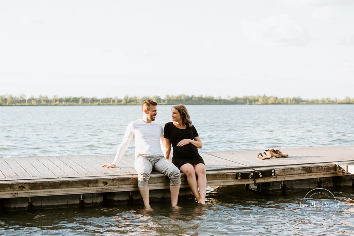 Summer maternity photos. Summer maternity session. River maternity photos. Dock maternity photos. Water maternity photos. Photos de maternité à Candiac. Candiac maternity photos. Photographe de maternité sur la Rive-Sud. South-Shore maternity photographer. Parc André-J.-Côté. 