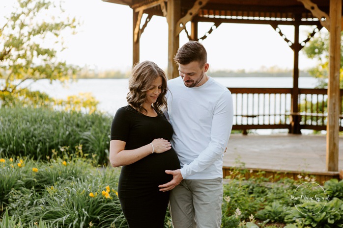 Summer maternity photos. Summer maternity session. Cute maternity photos poses. Photos de maternité à Candiac. Candiac maternity photos. Photographe de maternité sur la Rive-Sud. South-Shore maternity photographer. Parc André-J.-Côté. 