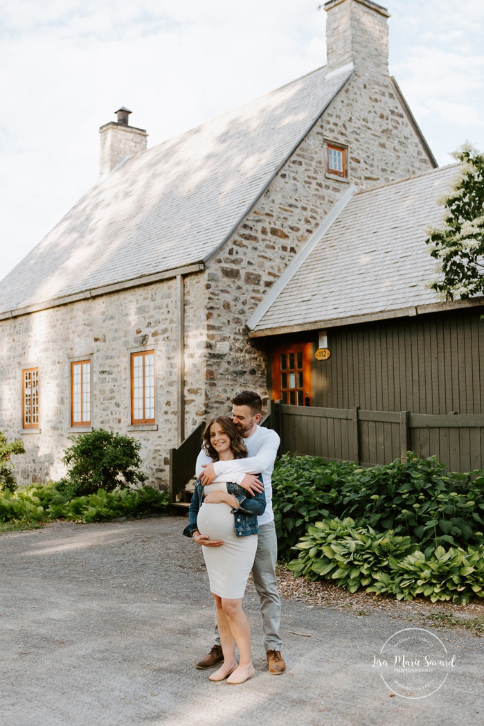 Summer maternity photos. Summer maternity session. Maternity photos in front of old building. Stone house maternity photos. Photos de maternité à Candiac. Candiac maternity photos. Photographe de maternité sur la Rive-Sud. South-Shore maternity photographer. Parc André-J.-Côté. 