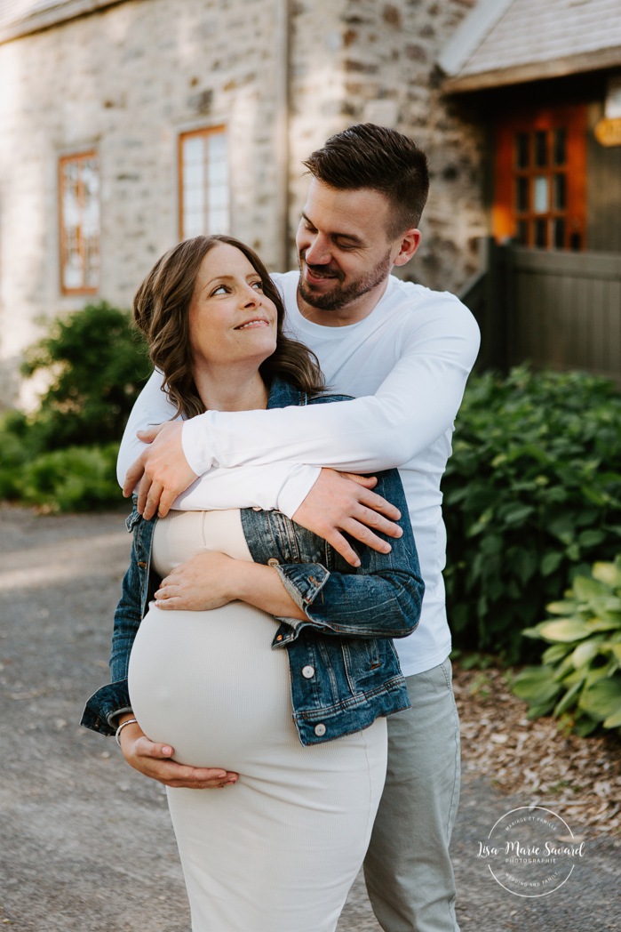 Summer maternity photos. Summer maternity session. Maternity photos in front of old building. Stone house maternity photos. Photos de maternité à Candiac. Candiac maternity photos. Photographe de maternité sur la Rive-Sud. South-Shore maternity photographer. Parc André-J.-Côté. 