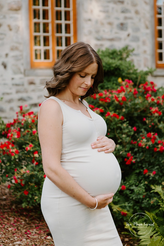 Summer maternity photos. Summer maternity session. Maternity photos in front of old building. Stone house maternity photos. Photos de maternité à Candiac. Candiac maternity photos. Photographe de maternité sur la Rive-Sud. South-Shore maternity photographer. Parc André-J.-Côté. 