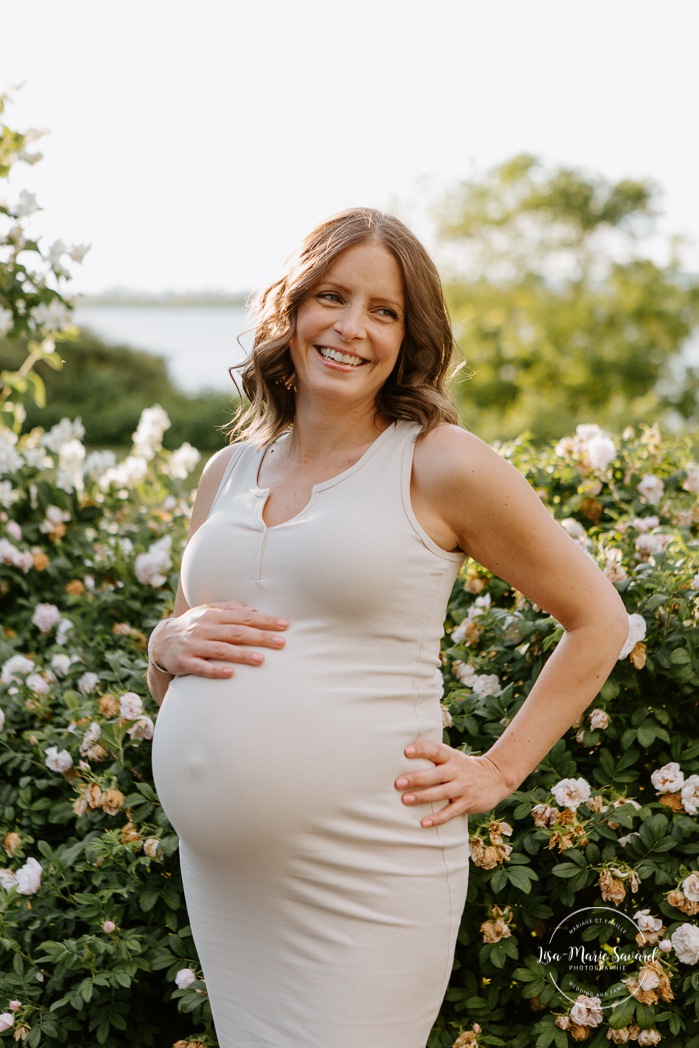 Summer maternity photos. Summer maternity session. Maternity photos rose bushes. Photos de maternité à Candiac. Candiac maternity photos. Photographe de maternité sur la Rive-Sud. South-Shore maternity photographer. Parc André-J.-Côté. 