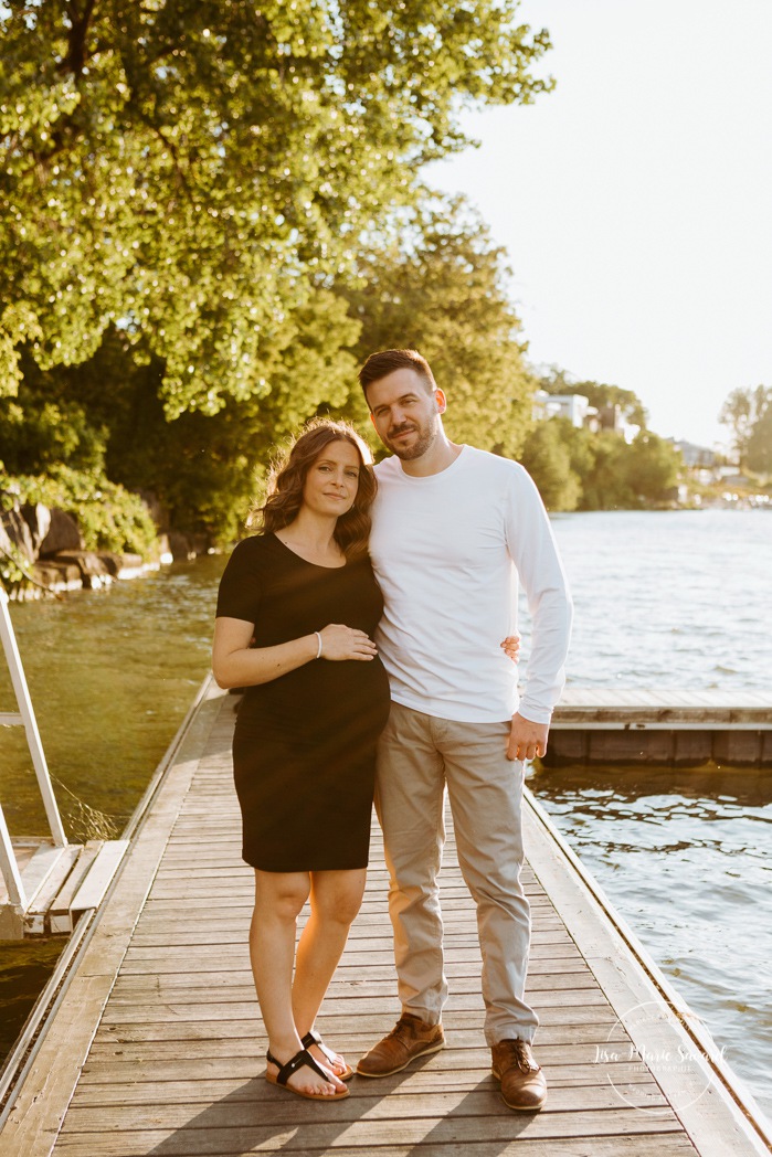 Summer maternity photos. Summer maternity session. River maternity photos. Dock maternity photos. Water maternity photos. Photos de maternité à Candiac. Candiac maternity photos. Photographe de maternité sur la Rive-Sud. South-Shore maternity photographer. Parc André-J.-Côté. 