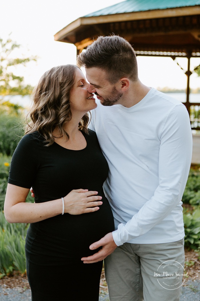 Summer maternity photos. Summer maternity session. Cute maternity photos poses. Photos de maternité à Candiac. Candiac maternity photos. Photographe de maternité sur la Rive-Sud. South-Shore maternity photographer. Parc André-J.-Côté. 