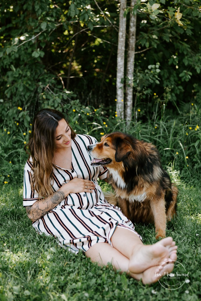 Outdoor maternity photos with a dog. Lifestyle maternity session. Maternity photos with large dog. Photos de maternité avec chien. Maternity photos dog. Photographe Saguenay. Saguenay photographer