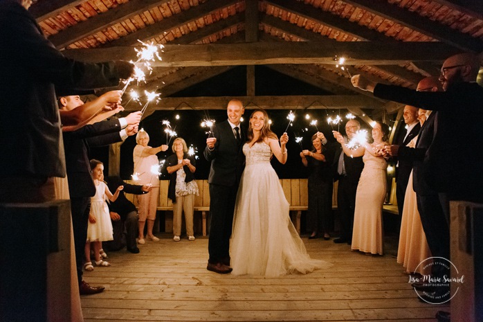 Wedding sparkler send off. Bride and groom kissing with sparklers. Mariage en Beauce durant la pandémie. Photographe de mariage Beauce. La Bouche Bée Saint-Sylvestre.