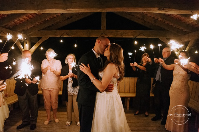 Wedding sparkler send off. Bride and groom kissing with sparklers. Mariage en Beauce durant la pandémie. Photographe de mariage Beauce. La Bouche Bée Saint-Sylvestre.