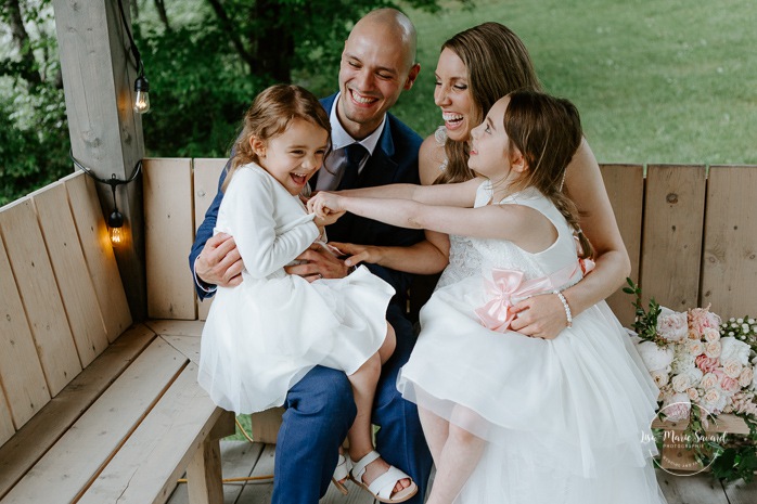 Wedding photos with children. Bride and groom with young daughters. Mariage en Beauce durant la pandémie. Photographe de mariage Beauce. La Bouche Bée Saint-Sylvestre.