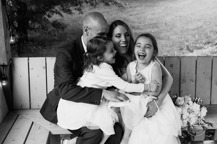Wedding photos with children. Bride and groom with young daughters. Mariage en Beauce durant la pandémie. Photographe de mariage Beauce. La Bouche Bée Saint-Sylvestre.