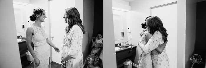 Bride and sister crying. Bride getting ready with bridesmaids in hotel room. Pandemic wedding. COVID-19 micro wedding. Mariage en Beauce durant la pandémie. Photographe de mariage Beauce. Motel Invitation Sainte-Marie.