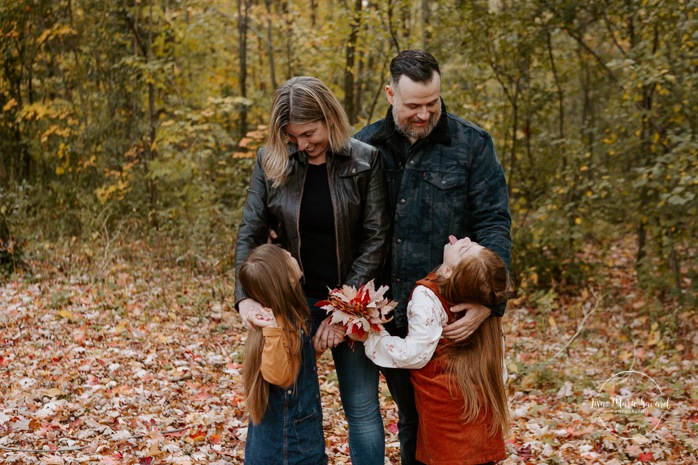 Fall family photos. Fall family session. Family photos with school aged girls. Family photos with two daughters. Mini séance d'automne à Montréal 2021. Photographe de famille à Montréal. Montreal fall mini session 2021. Montreal family photographer.