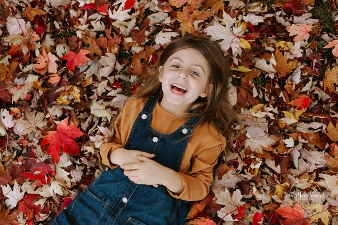 Fall family photos. Fall family session. Family photos with school aged girls. Siblings playing with leaves. Mini séance d'automne à Montréal 2021. Photographe de famille à Montréal. Montreal fall mini session 2021. Montreal family photographer.