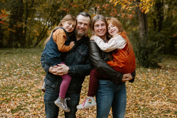Fall family photos. Fall family session. Family photos with school aged girls. Family photos with two daughters. Mini séance d'automne à Montréal 2021. Photographe de famille à Montréal. Montreal fall mini session 2021. Montreal family photographer.