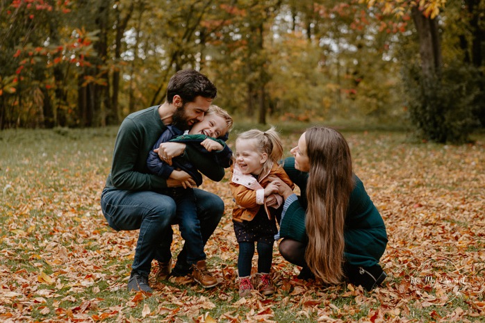 Fall family photos. Fall family session. Family photos with three children. Brother and sistre holding baby. Mini séance d'automne à Montréal 2021. Photographe de famille à Montréal. Montreal fall mini session 2021. Montreal family photographer.