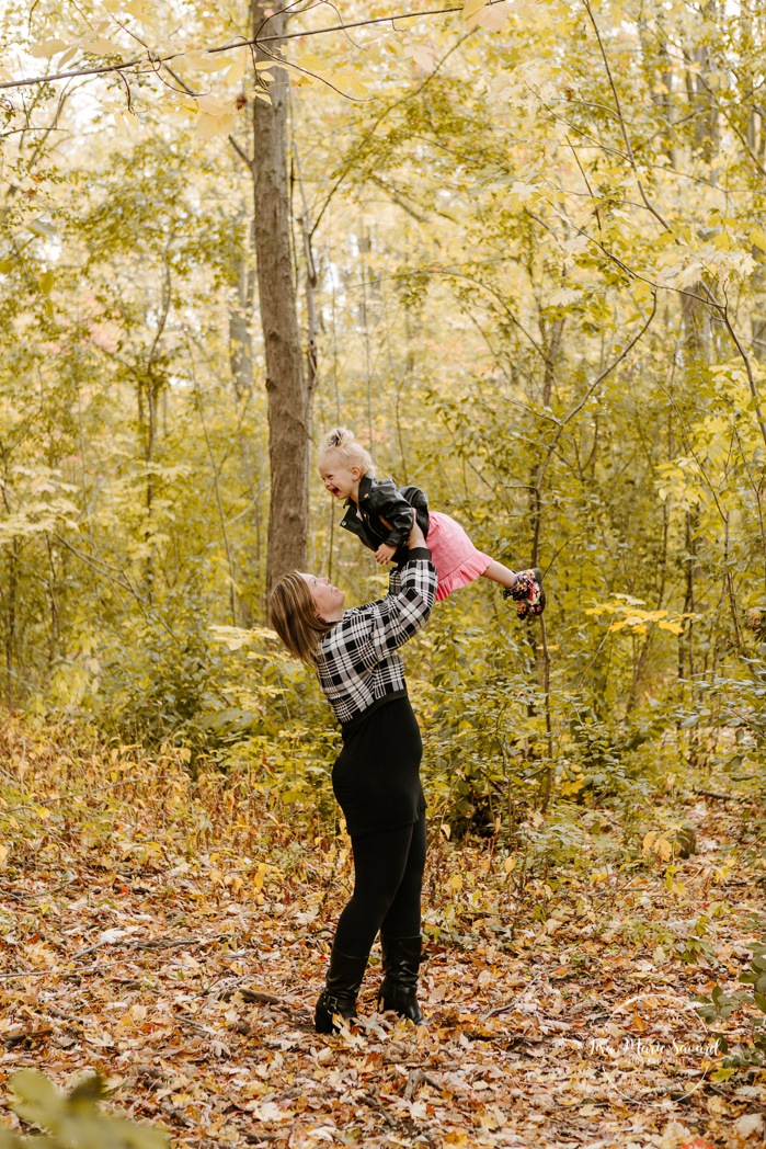 Fall family photos. Fall family session. Mommy and me session with toddler girl. Mini séance d'automne à Montréal 2021. Photographe de famille à Montréal. Montreal fall mini session 2021. Montreal family photographer.