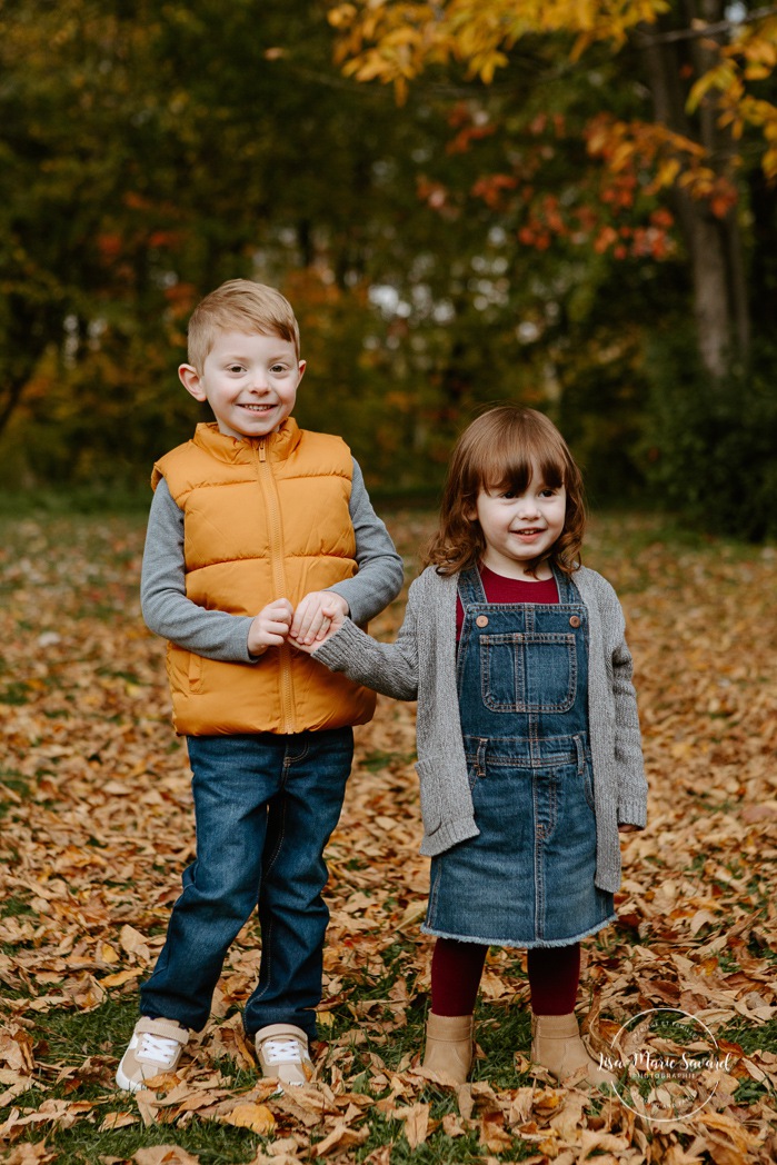 Fall family photos. Fall family session. Family photos with school aged children. Sibling photos brother and sister. Mini séance d'automne à Montréal 2021. Photographe de famille à Montréal. Montreal fall mini session 2021. Montreal family photographer.