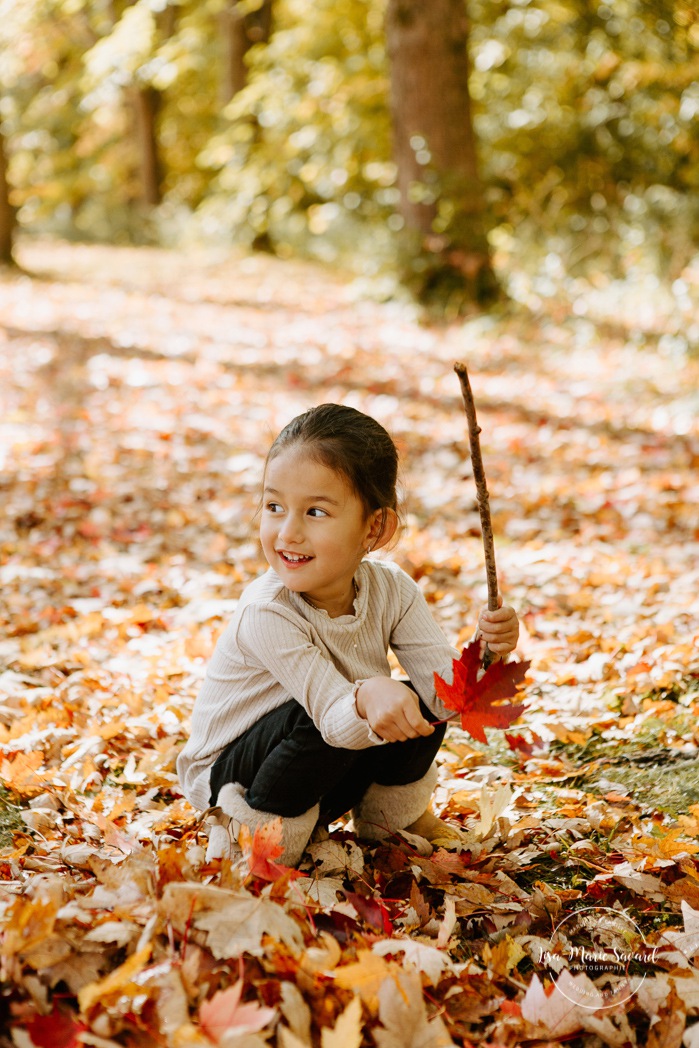 Fall family photos. Fall family session. Family photos with toddler. Mini séance d'automne à Montréal 2021. Photographe de famille à Montréal. Montreal fall mini session 2021. Montreal family photographer.