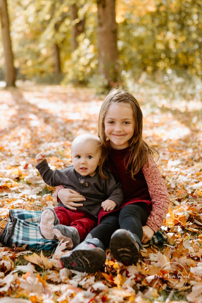 Fall family photos. Fall family session. Family photos with toddler and baby. Extended family photos. Family photos with grandparents. Mini séance d'automne à Montréal 2021. Photographe de famille à Montréal. Montreal fall mini session 2021. Montreal family photographer.