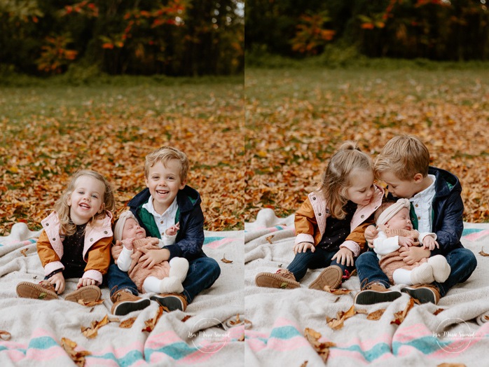 Fall family photos. Fall family session. Family photos with three children. Brother and sistre holding baby. Mini séance d'automne à Montréal 2021. Photographe de famille à Montréal. Montreal fall mini session 2021. Montreal family photographer.
