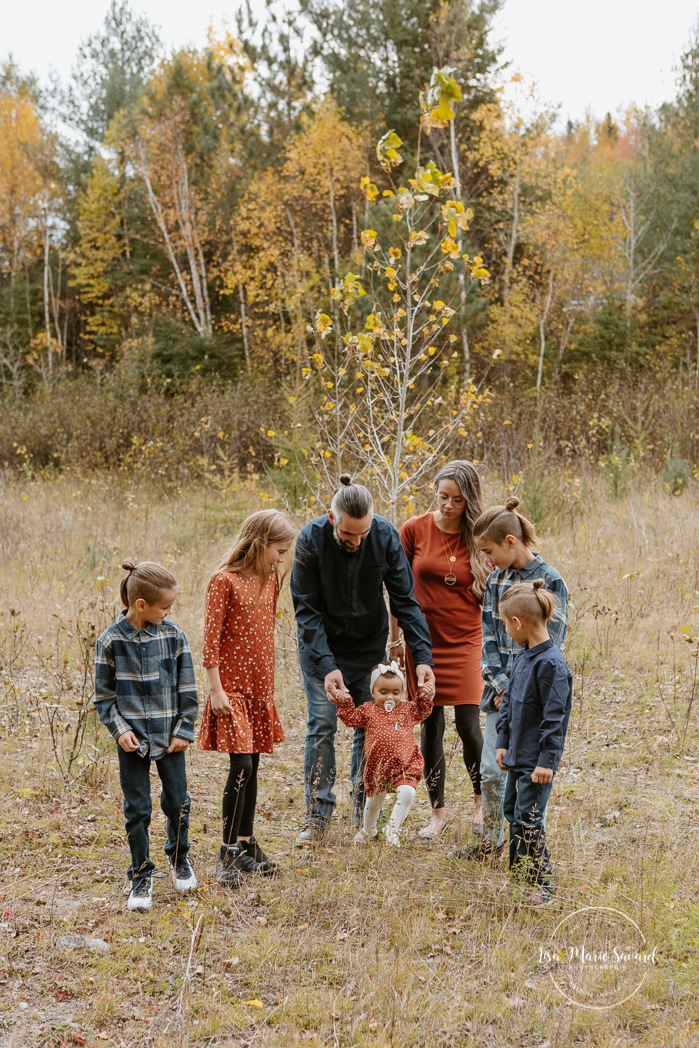 Fall mini session. Fall family photos. Family of seven photos. Large family photos. Mini séances d'automne au Saguenay. Photos de famille à Arvida. Photographe de famille au Saguenay.