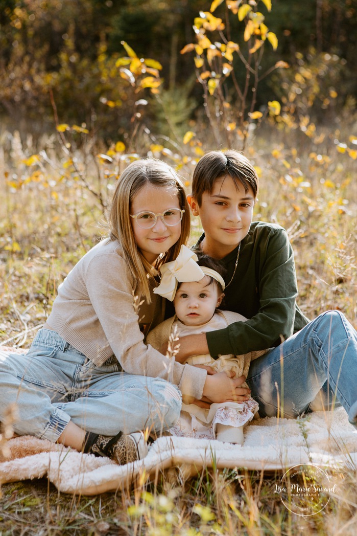 Fall mini session. Fall family photos. Family photos with tweens. Teenager siblings older baby sister. Family photos with teenagers. Mini séances d'automne au Saguenay. Photos de famille à Arvida. Photographe de famille au Saguenay.