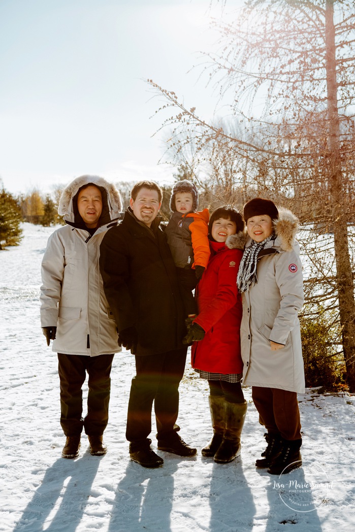 Winter family photos with snow. Snowy family session. Asian family photos. Mini séances des Fêtes à Montréal. Séance familiale dans la neige à Montréal. Photographe de famille. Montreal winter family photos. Montreal family photographer