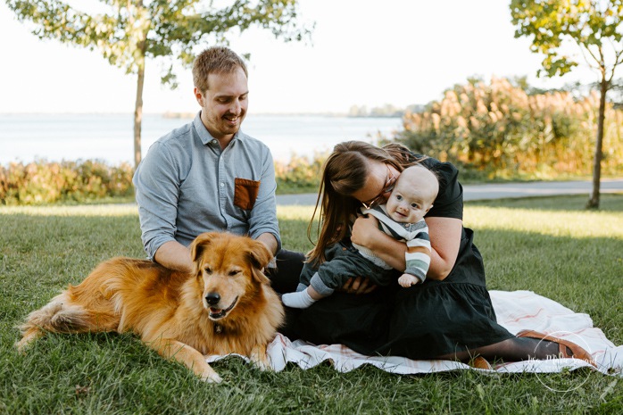 Six-month-old baby photos. Six month old baby photos. Outdoor baby photos. Family photos with dog. Family session with dog. Photos de bébé de six mois à Montréal. Montreal six-month-old baby photos. Photographe de famille à Montréal. Montreal family photographer