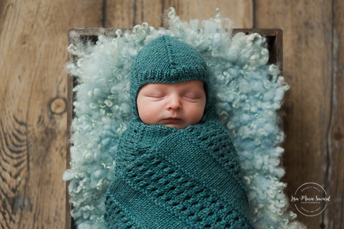 Newborn boy photos. Turquoise newborn session. Séance nouveau-né à Montréal. Photographe nouveau-né à Montréal. Montreal newborn session. Montreal newborn photographer.