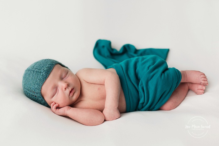 Newborn boy photos. Turquoise newborn session. Séance nouveau-né à Montréal. Photographe nouveau-né à Montréal. Montreal newborn session. Montreal newborn photographer.