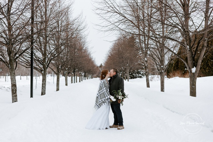 Winter wedding photos. Snowy wedding photos. Mariage à Chicoutimi en hiver. Photographe de mariage au Saguenay. Vieux-Port de Chicoutimi. Zone portuaire Chicoutimi.