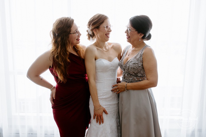 Bride getting ready with mother and sister in hotel room. Winter wedding photos. Mariage à Chicoutimi en hiver. Mariage Hôtel Chicoutimi. Photographe de mariage au Saguenay.