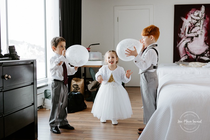 Flower girl and ring boy playing in hotel room. Winter wedding photos. Mariage à Chicoutimi en hiver. Mariage Hôtel Chicoutimi. Photographe de mariage au Saguenay.