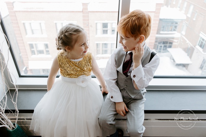 Flower girl and ring boy playing in hotel room. Winter wedding photos. Mariage à Chicoutimi en hiver. Mariage Hôtel Chicoutimi. Photographe de mariage au Saguenay.