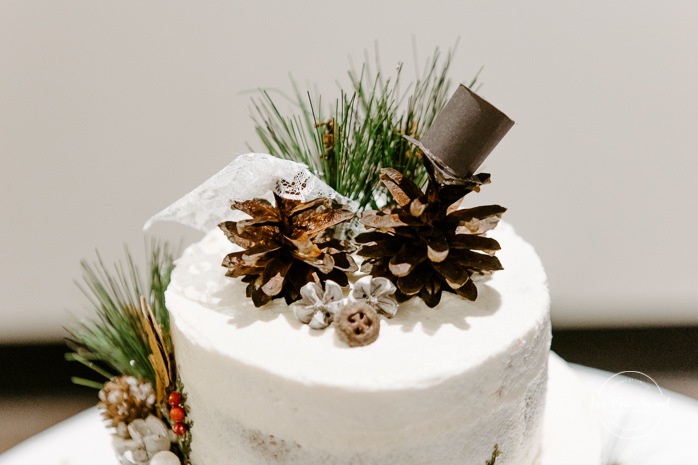 Bride and groom cutting cake. Wedding reception in dark venue. Intimate wedding reception. Mariage à Chicoutimi en hiver. Photographe de mariage au Saguenay. Mariage Hôtel Chicoutimi