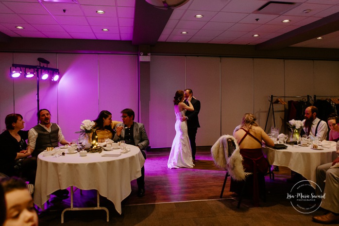 Bride and groom first dance. Wedding reception in dark venue. Intimate wedding reception. Mariage à Chicoutimi en hiver. Photographe de mariage au Saguenay. Mariage Hôtel Chicoutimi