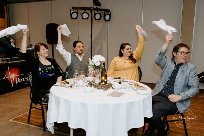 Wedding reception in dark venue. Intimate wedding reception. Mariage à Chicoutimi en hiver. Photographe de mariage au Saguenay. Mariage Hôtel Chicoutimi