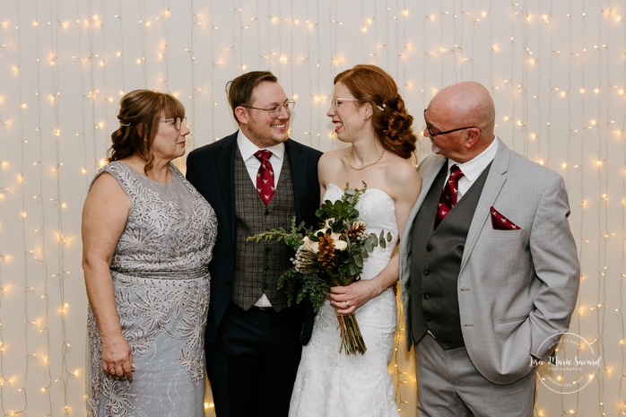 Wedding family photos in front of curtain lights. Intimate wedding reception. Mariage à Chicoutimi en hiver. Photographe de mariage au Saguenay. Mariage Hôtel Chicoutimi
