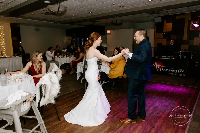 Bride and groom first dance. Wedding reception in dark venue. Intimate wedding reception. Mariage à Chicoutimi en hiver. Photographe de mariage au Saguenay. Mariage Hôtel Chicoutimi