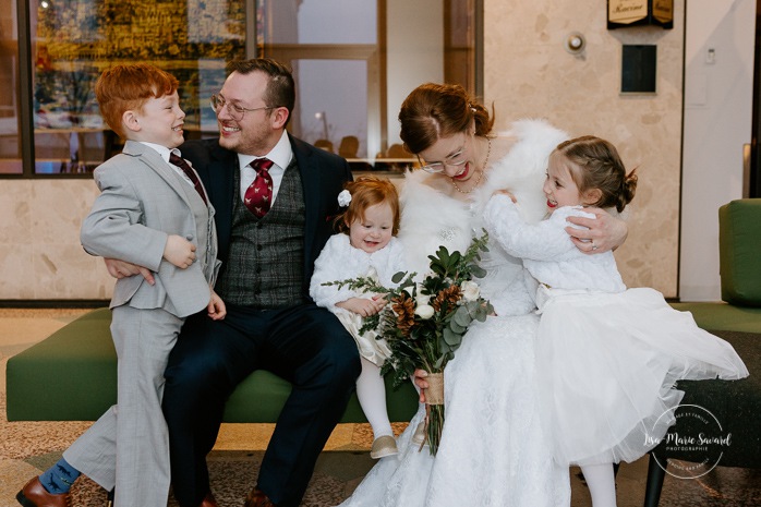 Wedding photos with children. Bride and groom with their children. Mariage à Chicoutimi en hiver. Photographe de mariage au Saguenay. Mariage Hôtel Chicoutimi.